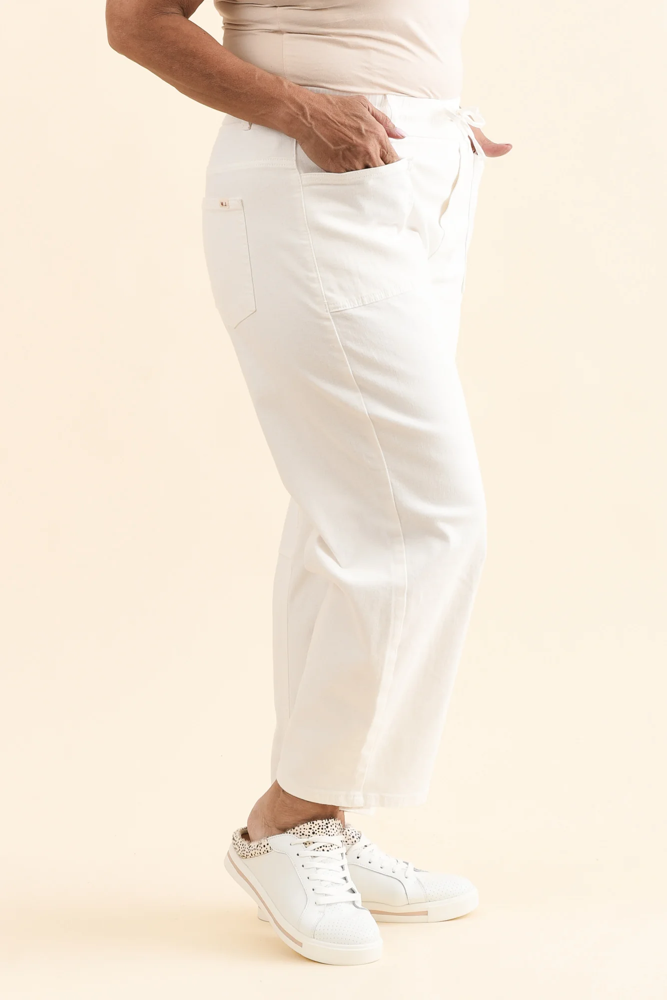 BB Barrel White Jeans - Image 11